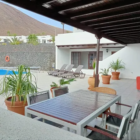Under The Volcano In Playa Blanca Lanzarote בקתה *
